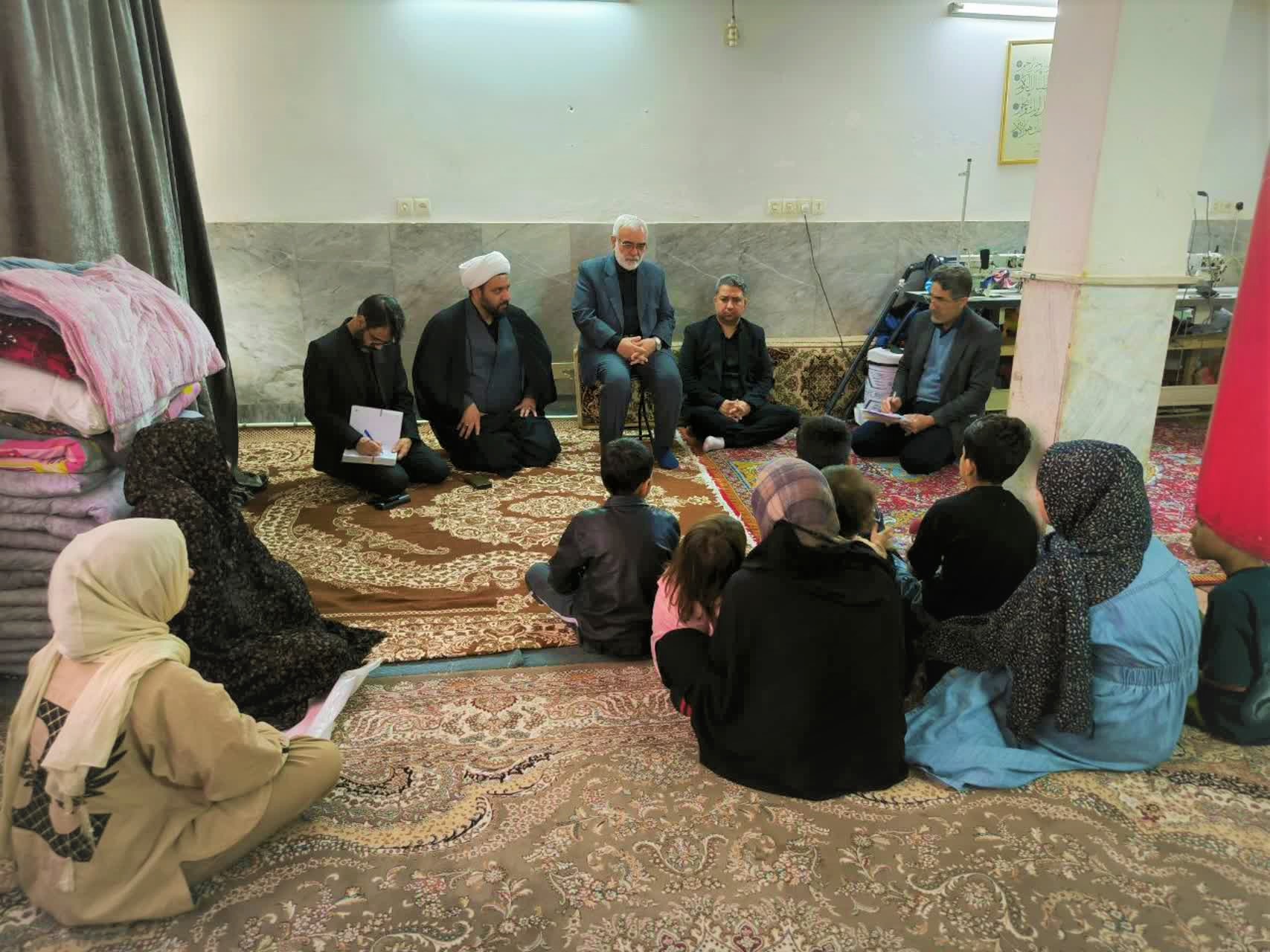 بازدید رئیس کمیته امداد کشور از منزل مددجویان قم و کمک برای حل مشکلات آنها